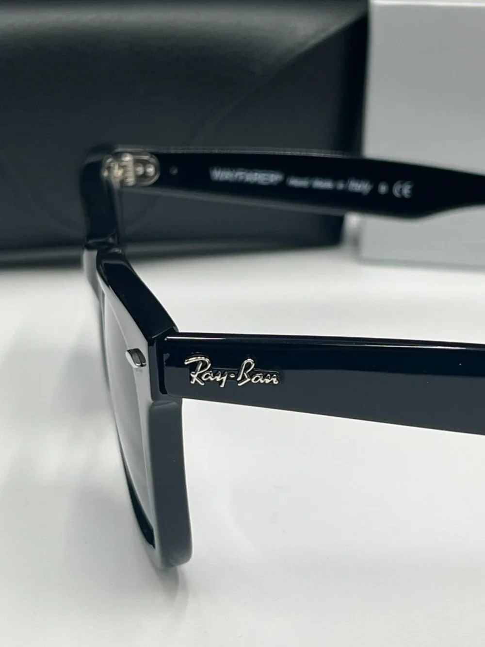 Ray-Ban Classic Wayfarer Sunglasses–Black Frame with Grey Lenses Unisex 50mm